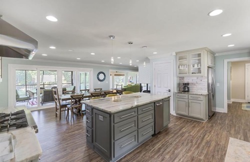 Seneca House | Extraordinary Lake Keowee Waterfront Home Close to Town