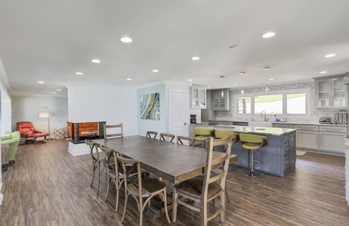 Seneca House | Extraordinary Lake Keowee Waterfront Home Close to Town