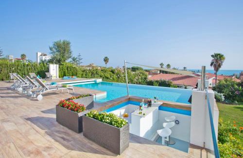 Marbella Villa | Extravagant 8 BDRM Villa In Marbella, Beachside