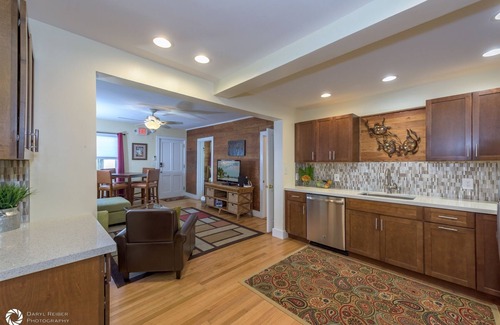 Downtown Cottage | Eyebrow Suite - 2bd/1.5ba Suite off Duval