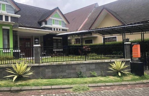 Cipanas Villa | (FA1-01A)Deluxe villa 5 Bedrooms with private pool