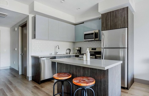 Mid-Wilshire Apartment | Fab Mid-Wilshire Studio w/Gym & Roof Lounge, nr Dining, by Blueground