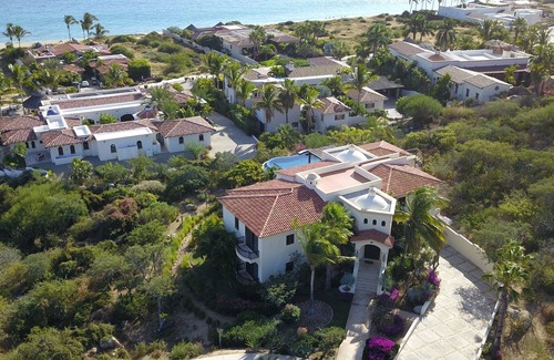 Buzzards House | Fabulous and Spacious Ocean View Villa with Golf, Pool and Amenities