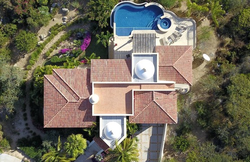 Buzzards House | Fabulous and Spacious Ocean View Villa with Golf, Pool and Amenities
