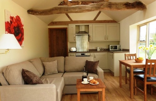 Woodbridge House | Fabulous boutique cottage for 2 people overlooking a large pond and gardens