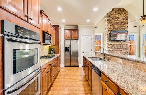 Gainesville House | Fabulous cove and location! Spacious 5 BR/4.5 BA, Outdoor Kitchen & Fire Pit