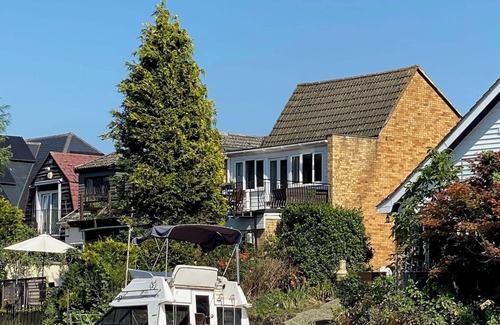 Wraysbury House | Fabulous house on the river Thames riverside, near Windsor, Heathrow and London