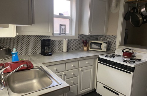 Mapleton Hill Apartment | Fabulous LOCATION quiet setting steps to Pearln