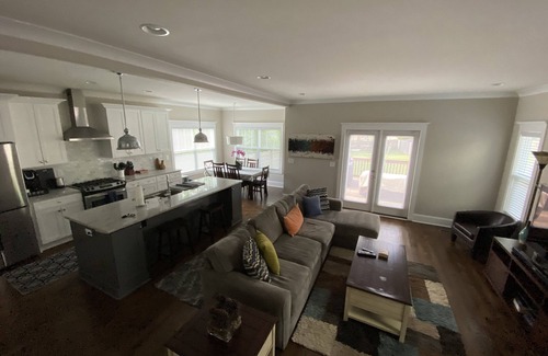 Villa Heights House | “Failte” Welcome. Only 2 miles from Spectrum Center with Noda and plaza close by