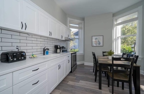 Ghent Apartment | Fairfax Manor Plume Suite