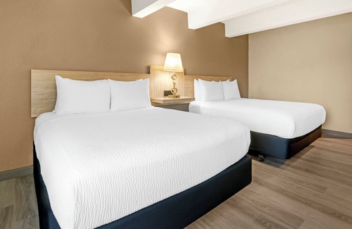 Mishicot Resort | Fairway Inn & Suites