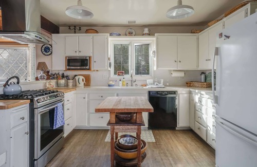 South Oceanside House | Fairytale lakefront estate w/full amenity access