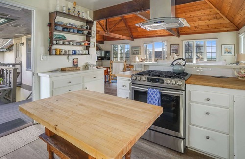 South Oceanside House | Fairytale lakefront estate w/full amenity access