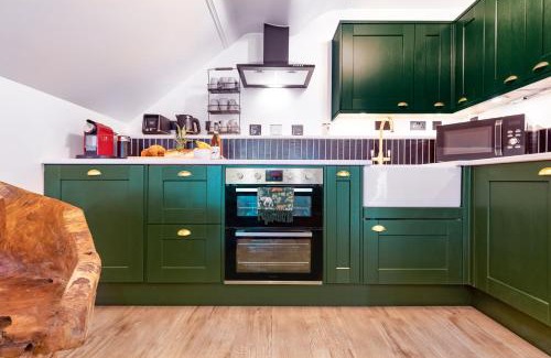 Romford Ski Chalet | Fairytale Staycation - Near London by Damask Homes