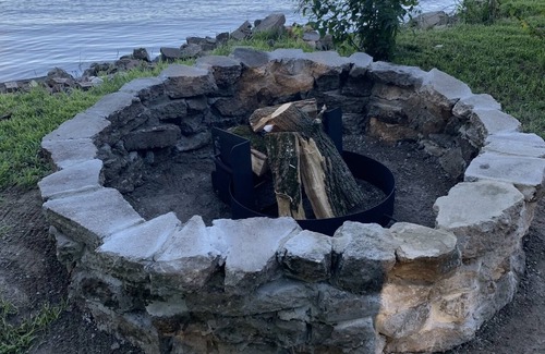 Lynn Center House | Fall Colors! Lux Riverfront, Hot Tub, In & Outdoor Fireplace & Best place in QC.