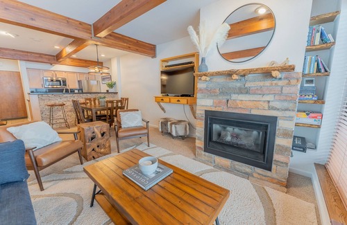 Crested Butte Condo | "Fall Colors 2025" Special! Leaves, Biking, Hot Tub, Parking, Cozy, Convenient