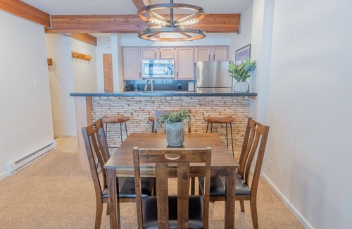 Crested Butte Condo | "Fall Colors 2025" Special! Leaves, Biking, Hot Tub, Parking, Cozy, Convenient