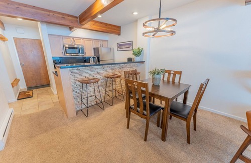 Crested Butte Condo | "Fall Colors 2025" Special! Leaves, Biking, Hot Tub, Parking, Cozy, Convenient