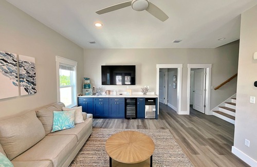 Morgantown House | Fall Dates on Sale! Pools, Tennis and Great Views!