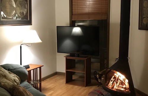 Attica House | Fall FUN in Creekside Treehouse w Hot Tub, Bonfires, Pets OK