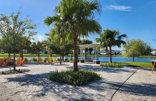 Parrish Villa | FALL GETAWAY New 3-Bedroom Villa Pet Friendly Laundry AC, Lanai, Grill, 3 Pools!