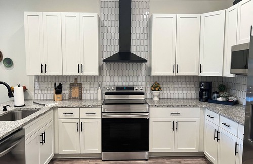 South Pensacola Cottage | Fall in love w/downtown Pensacola! Spacious modern cottage for you and your pup!