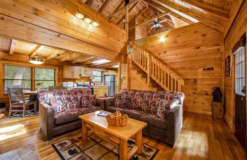 Gatlinburg - Pigeon Forge Cabin | Fall Special! Mtn Views, Wood Fireplaces, Hot Tub, Pools, Pool Table, Pickleball