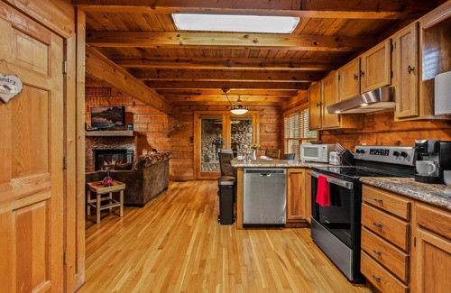 Gatlinburg - Pigeon Forge Cabin | Fall Special! Mtn Views, Wood Fireplaces, Hot Tub, Pools, Pool Table, Pickleball