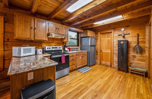 Gatlinburg - Pigeon Forge Cabin | Fall Special! Mtn Views, Wood Fireplaces, Hot Tub, Pools, Pool Table, Pickleball
