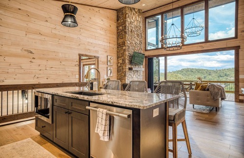 Mineral Bluff Cabin | Fall Views, Holiday Magic, Heated Pool, Outdoor Kitchen, Hot Tub, & 5 kings!