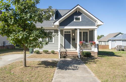 Downtown House | Fam-Biz Friendly 3BD with Fire pit & BBQ - Downtown