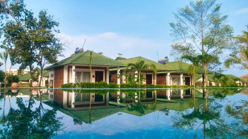 Cua Lap Resort | Famiana Green Villa - Complimentary Airport Shuttle