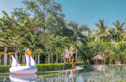 Cua Lap Resort | Famiana Green Villa - Complimentary Airport Shuttle