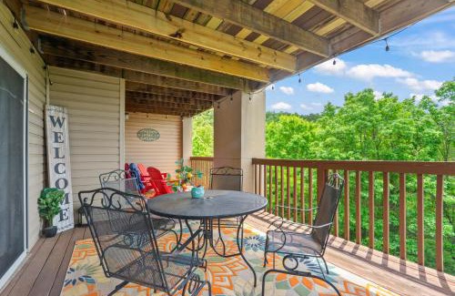 Indian Point Apartment | Family and Pet friendly ground level Condo, 4 mins to Silver Dollar City, Amazing Ozark Mountain Views