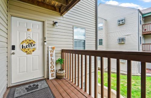 Indian Point Apartment | Family and Pet friendly ground level Condo, 4 mins to Silver Dollar City, Amazing Ozark Mountain Views