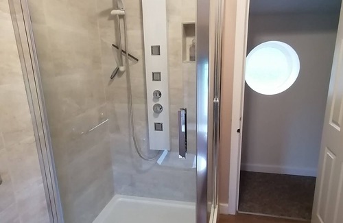 New Moat House | Family and Pet friendly Stone Barn in central location.