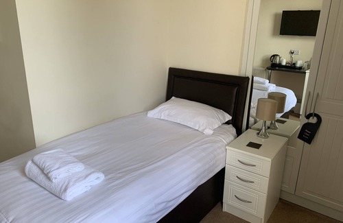 Retford House | Family Ensuite at The Lawns Guest House