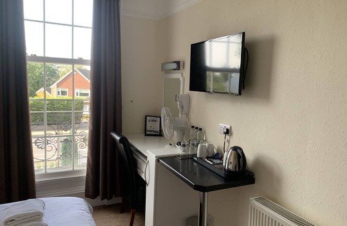 Retford House | Family Ensuite at The Lawns Guest House