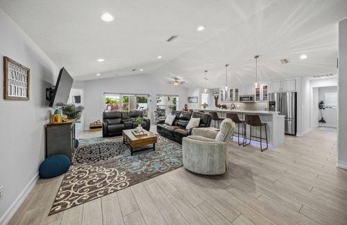 Palma Sola House | Family-Friendly Bradenton Home with Private Pool & Games - No Bad Daze