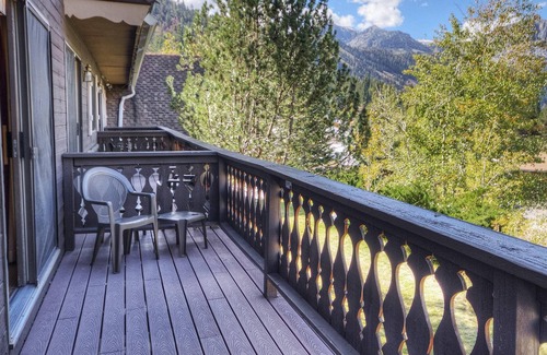 June Lake Resort | Family-Friendly Condo w/ Nearby Hiking, Skiing, Lake Activities & Scenic Views