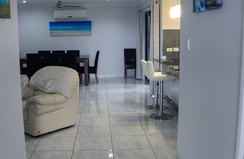 Ooralea House | Family Friendly Holiday Home 2 night min