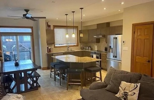 Collingwood House | Family-Friendly Home | Hiking, Beaches, Pool Access | Minutes to Blue Mountain