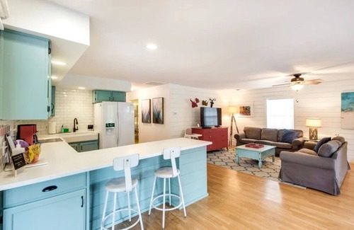 La Cygne House | Family Friendly Lake House -1 hour from KC!