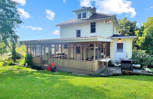 Elizabeth House | Family Friendly Modern Farmhouse 42 Private Acres
