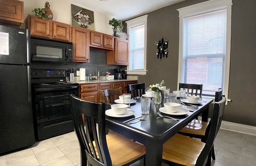 DeBaliviere Place Condo | Family-friendly suite with King+Queen beds-Steps to Metrolink Off-Street Parking