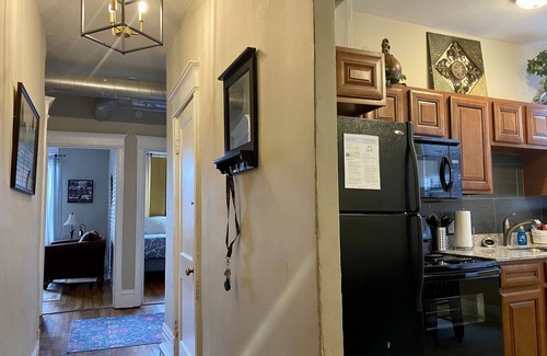 DeBaliviere Place Condo | Family-friendly suite with King+Queen beds-Steps to Metrolink Off-Street Parking