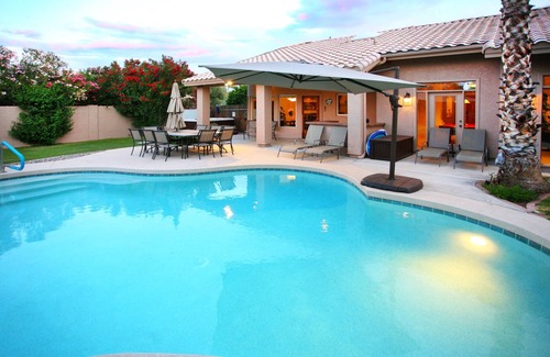 Paradise Valley Village House | Family Friendly - Walk to Kierland - Pickleball/Pool Table/Bikes/BBQ