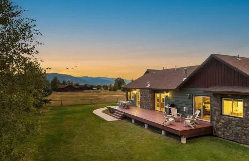 Victor House | Family Fun Fireplace & Huge Deck