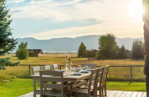 Victor House | Family Fun Fireplace & Huge Deck