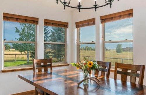 Victor House | Family Fun Fireplace & Huge Deck